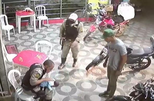 Câmera de segurança flagrou policiais socorrendo o bebê (foto: Reprodução da internet/WhatsApp)