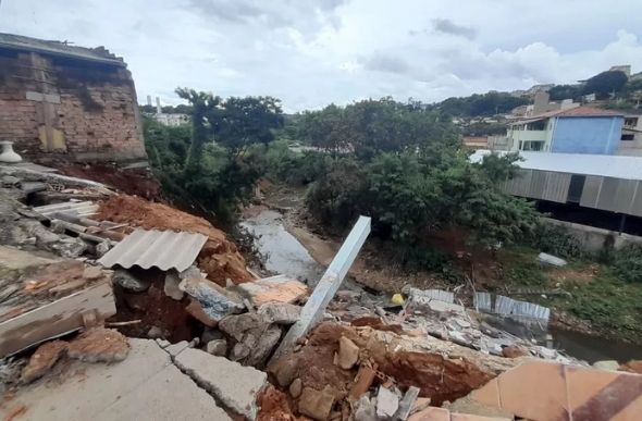 Escombros das casas às margens de um córrego no bairro Cristina, em Santa Luzia — Foto: Defesa Civil de Santa Luzia