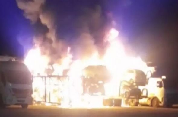 Os veículos estavam estacionados em postos de combustíveis e alguns motoristas relataram ouvir uma explosão (foto: Reprodução de vídeo)