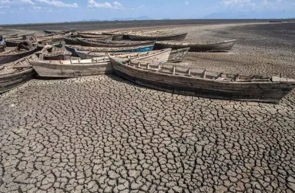 Canoas não têm mais como navegar no leste do Malawi, na África, efeito do aquecimento global (foto: AMOS GUMULIRA / AFP)