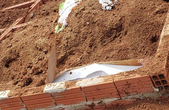 Túmulo foi violado nessa segunda (11) no cemitério do Rincão da Madalena./ Foto: Polícia Civil/Divulgação