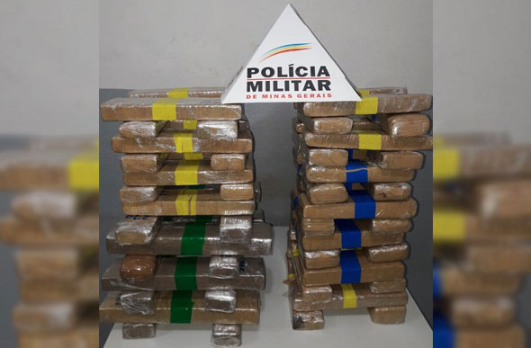 58 tabletes de maconha foram apreendidos e um suspeito foi preso em Curvelo./ Foto: Polícia Militar/Divulgação