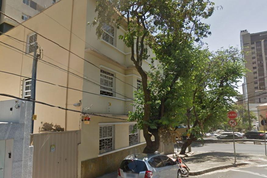 Crime aconteceu no apartamento da família, na rua Marquês de Maricá, no bairro Santo Antônio./ Foto: Reprodução/StreetView