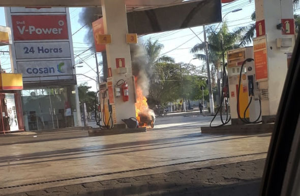 Carro pega fogo no Centro de Sete Lagoas./ Foto: Reprodução