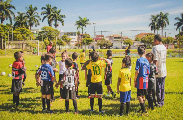 Escolinha de futebol gratuita existe há 10 anos e agora serão aulas de outras modalidades./ Foto: Reprodução