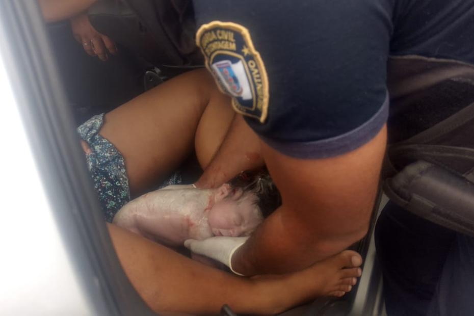 Ana Laura nasceu e teve o seu cordão umbilical cortado ainda dentro do carro./Foto: Guarda Municipal de Contagem/Divulgação
