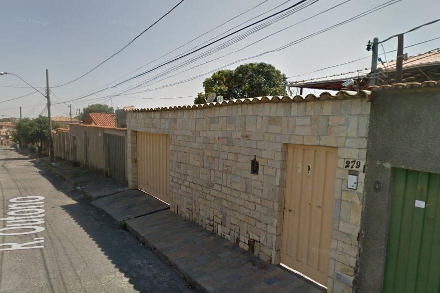 Suspeitos curtiam festa no bairro Coqueiros com armas falsas na cintura./ Foto: Reprodução/Google StreetView