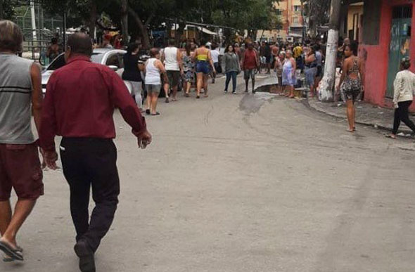 Tumulto na Praça Cohab em Realengo após tiroteio que deixou 1 morto./ Foto: Reprodução internet