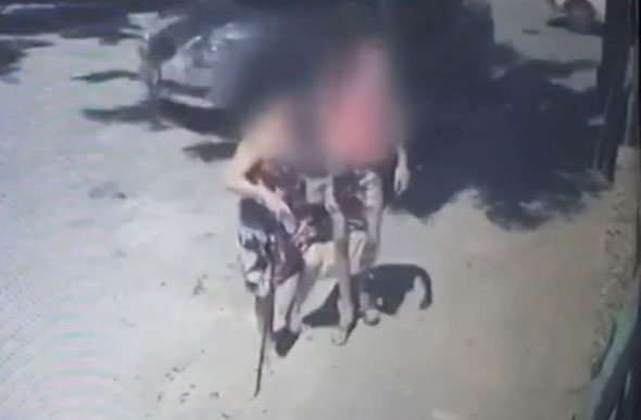 Garota pula de carro após ter sido estuprada e recebe ajuda de moradores./ Foto: Reprodução