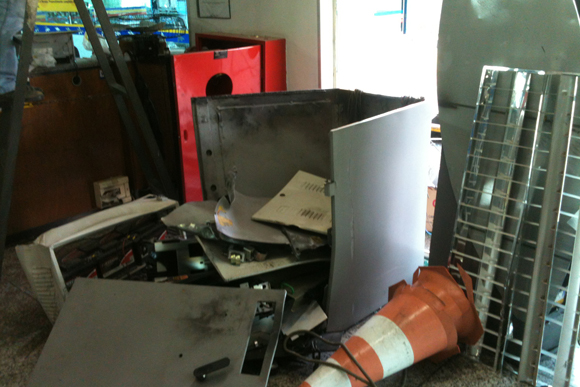 O caixa eletrônico ficou completamente destruído / Foto: Marcelo Paiva