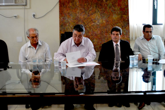 Marcio Reinaldo assina ordem de serviço para início das obras / Foto: Marcelo Paiva