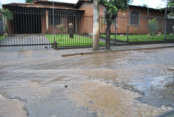 Após chuvas Rua Cachoeira da Prata fica alagada, além dos inúmeros buracos na via - Foto: Setelagoas.com.br