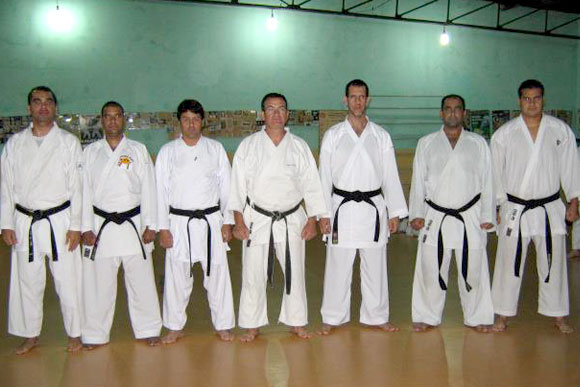 Professor Rainério, no centro, garante que equipe está pronta para competição / Foto: Divulgação