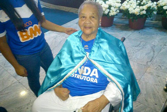 Dona Zulmira todo os anos vai a missa em comemoração ao aniversário dela e do Cruzeiro / Foto: Luiz Martini