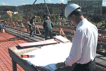 Dentre as oportunidades oferecidas pela construtora estão a de técnico em edificações / Foto:mixmanutencao.com.br 
