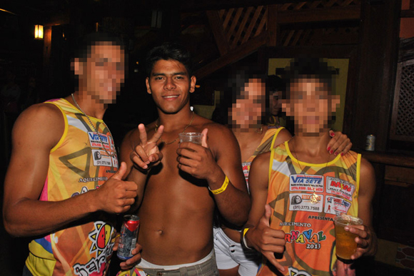 Fernando e alguns amigos momentos antes da briga que o vitimou / Foto: Mateus Abreu (setelagoas.com.br)