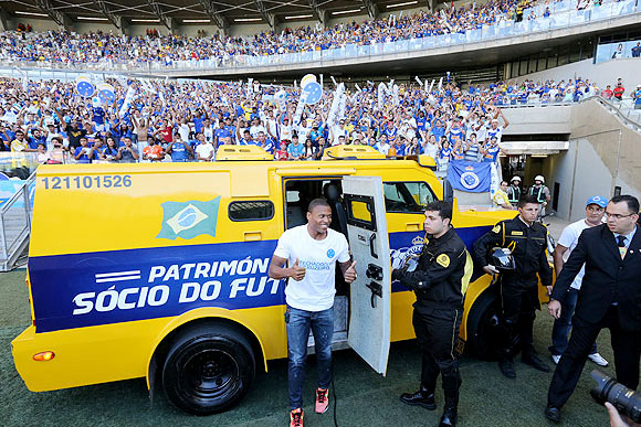 Julio Baptista foi apresentado depois de sair de um carro forte / Foto: Rodrigo Clemente