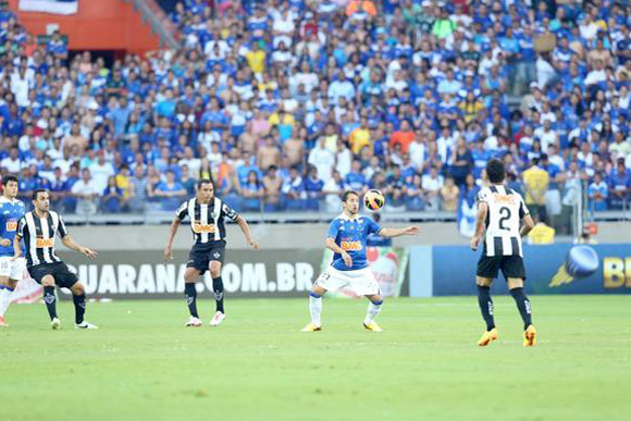 Éverton Ribeiro marcou um dos gols da goleada celeste / Foto: Rodrigo Clemente