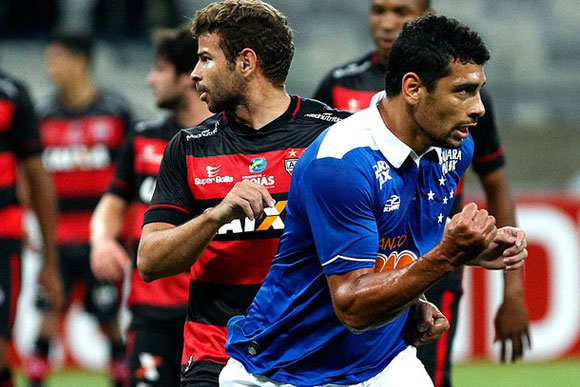 Diego Souza joga bem e abre placar para a raposa / Foto: Washington Alves