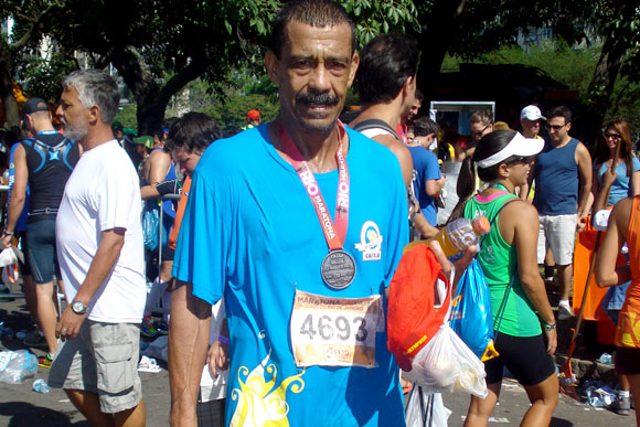 Sérgio Pacelli depois de completar a maratona do Rio de Janeiro / Foto: Arquivo Pessoal