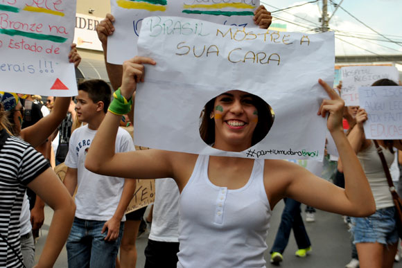 Manifestante pede para o Brasil mostrar a cara / Foto: Marcelo Paiva 