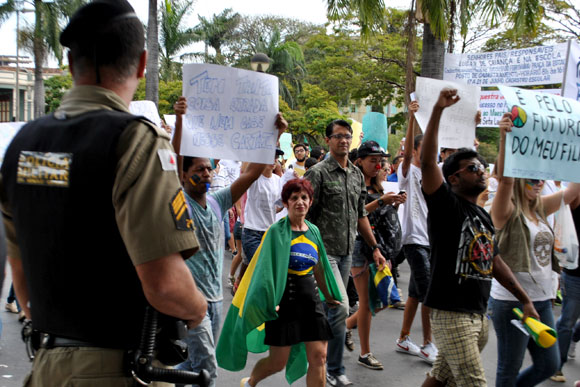 PM acompanhou manifestação por todo o trajeto / Foto: Marcelo Paiva