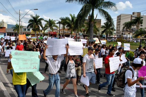 Manifestantes sobem para o Boa Vista / Foto: Marcelo Paiva 