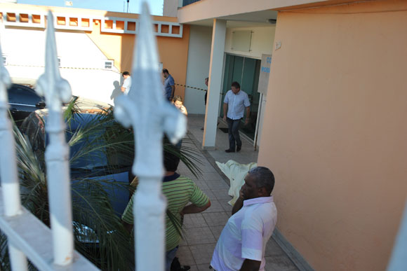 Corpo de Juninho ficou caído na entrada da casa / Foto: Marcelo Paiva