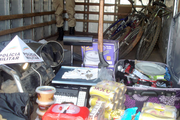 Produtos roubados encontrados com o grupo / Foto: Divulgação PM