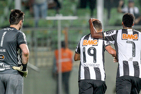 Alecssandro e Jô comemoram um dos gols do Galo / Foto: Divulgação