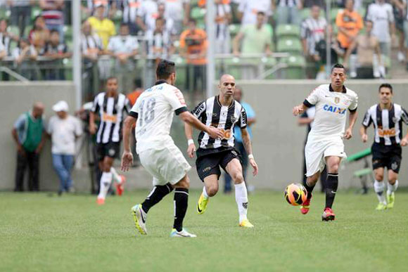 Diego Tardelli teve a bola do jogo, mas Cássio fez boa defesa / Foto: Rodrigo Clemente