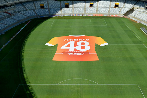 A Minas Arena estendeu no gramado uma camisa alusiva ao aniversário / Foto: Divulgação