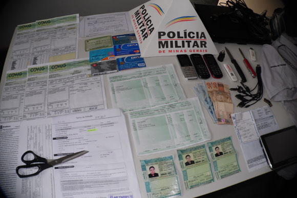 Polícia apreendeu diversos documentos falsos / Foto: Divulgação PM