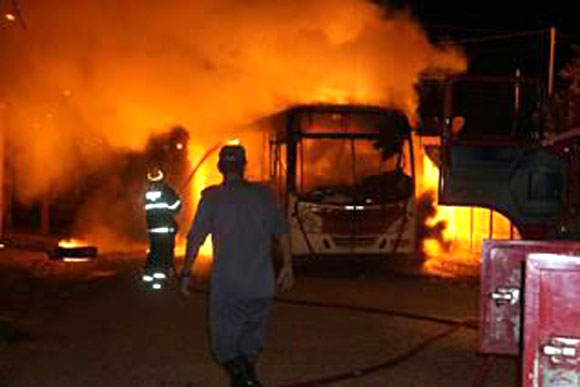 Um ônibus da Turi foi queimado após o crime / Foto: Enviada Wathsapp