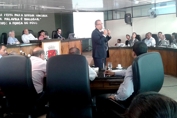O consultor Geraldo Spagno apresentou alterações no processo / Foto: Marcelo Paiva