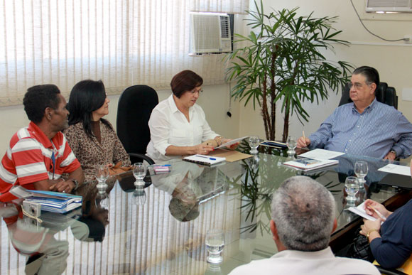 Diretora e representantes de associações com Marcio Reinaldo / Foto: Divulgação