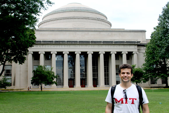 Fabrício em frente ao MIT onde estuda empreendedorismo e inovação / Foto: Arquivo Pessoal