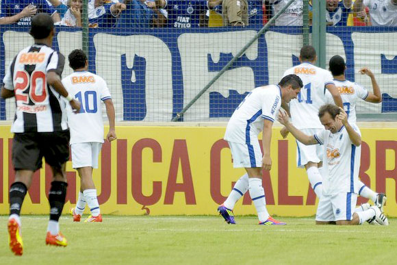 Roger, de joelho, foi um dos melhores na goleada histórica aplicada pelo Cruzeiro / Foto: Divulgação