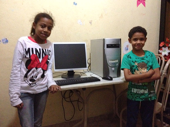 Irmãos que também receberam computador montado com peças doadas. Foto: Túlio Thales