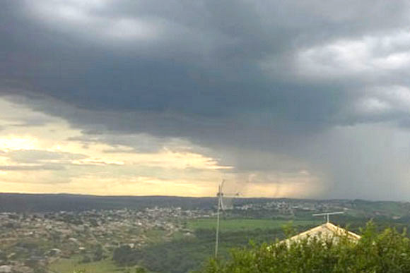 Nuvens carregadas trouxeram chuva de granizo em Prudente de Morais / Foto: Procópio de Castro