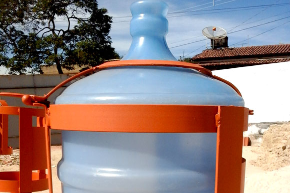 Uma forma de reciclar não apenas o óleo mas o garrafão de água que foi vencido / Foto: Divulgação