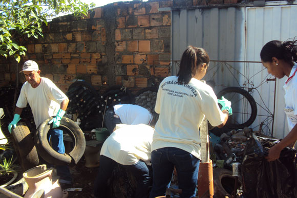 Mutirão de limpeza de lotes por agentes de endemia / Foto: Divulgação