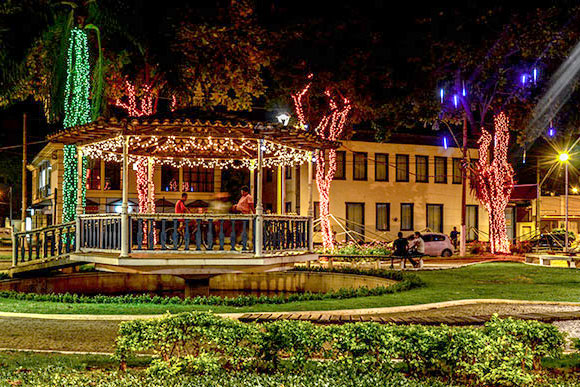 Iluminação no coreto da Praça Tiradentes / Foto: Alan Junio