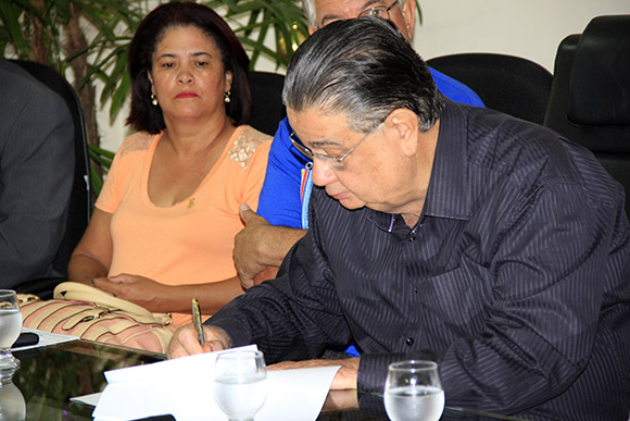 Marcio Reinaldo assina termo de posse do novo comandante / Foto: Alan Junio