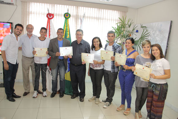 Artistas e incentivadores da cultura recebem diploma / Foto: Divulgação