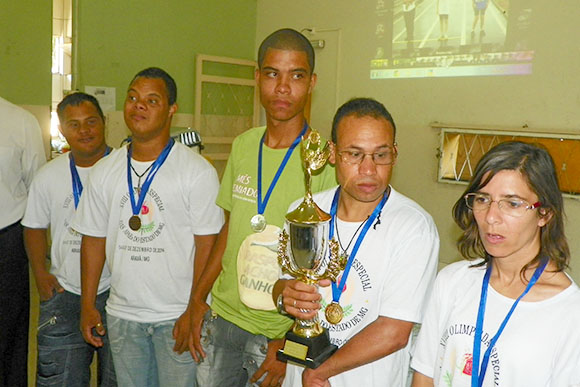 Alunos da APAE/SL recebem medalhas nas Olimpíadas Especiais / Foto Divulgação: SAAE