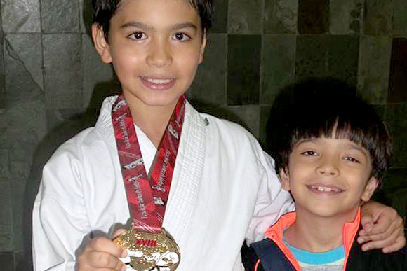 Filipe com a medalha de campeão ao lado do irmão Lucas / Foto: Arquivo Pessoal