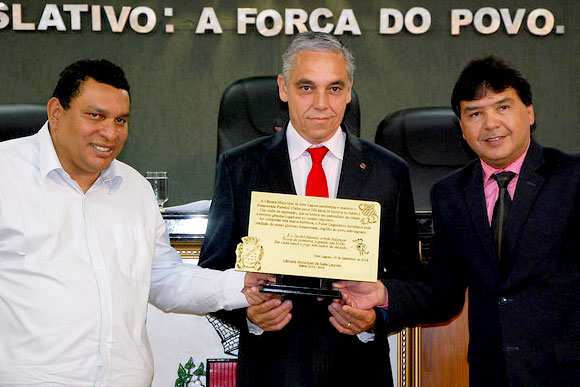 Presidente Emílio recebe homenagem de Caramelo, que pediu a sessão, e Marcio Paulino / Foto: Divulgação Câmara
