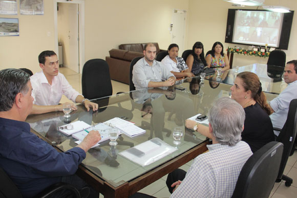 Prefeito se reuniu com secretários, vereador e comerciantes / Foto: Divulgação