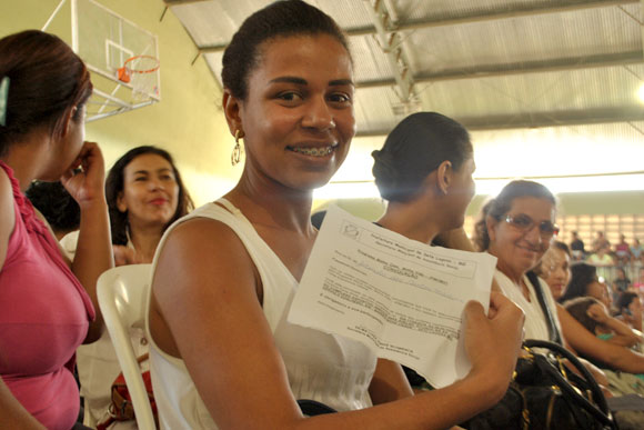 Antoniela mostra satisfeita a convocação para participar do sorteio / Foto: Marcelo Paiva